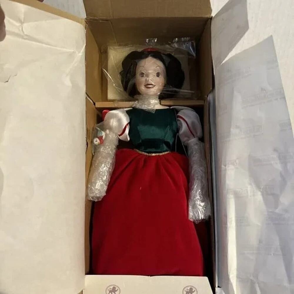 NEW IN BOX Snow White At Christmas Ashton Drake Collectibles Porcelain Doll NIB